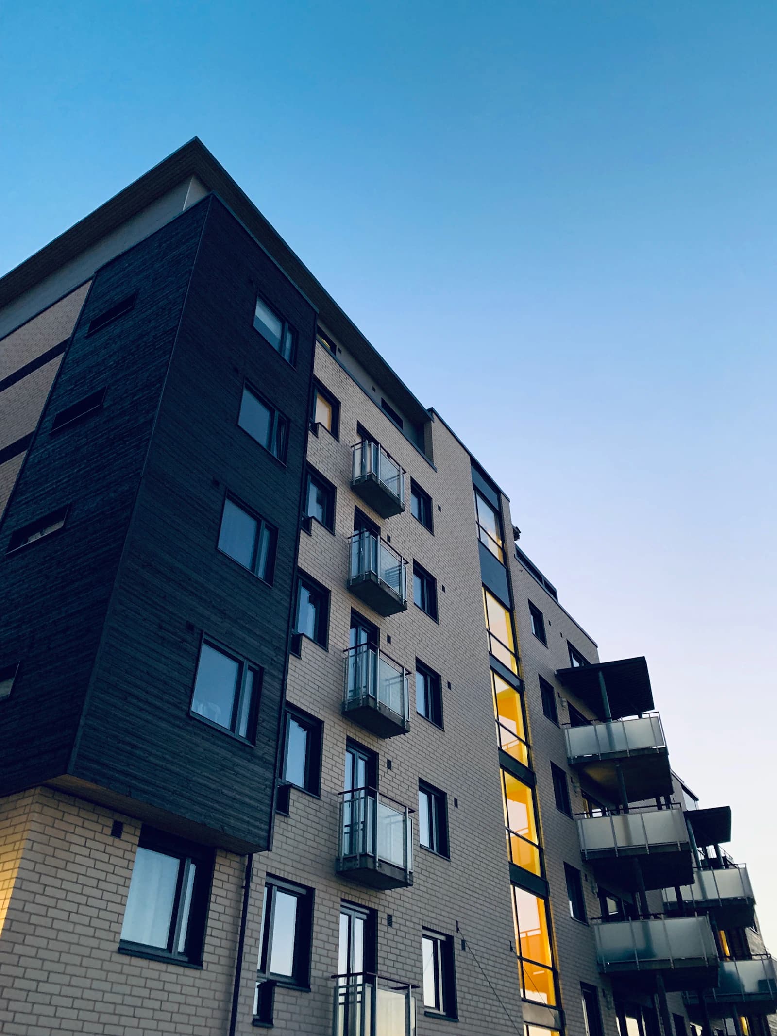 Façade de bâtiment résidentiel moderne en cuivre