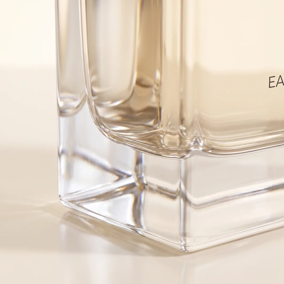 Macro of the solid glass base and refraction