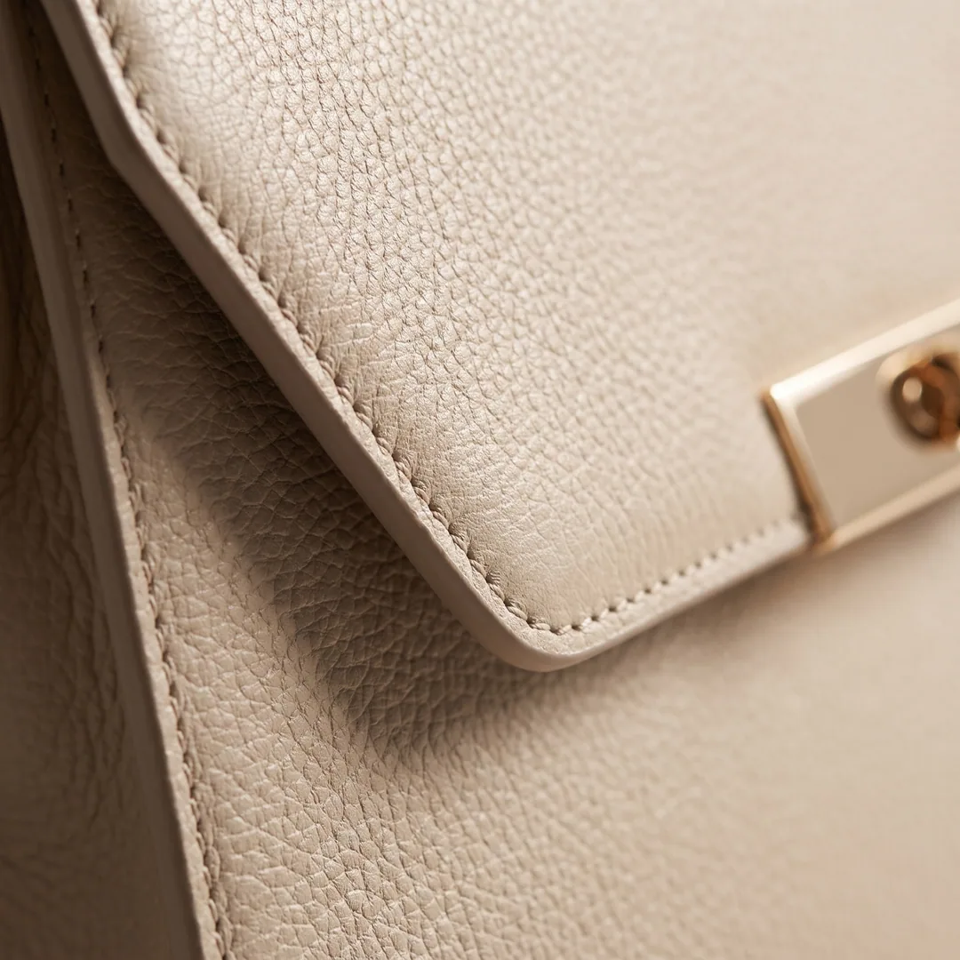 Séra saddle stitching, macro